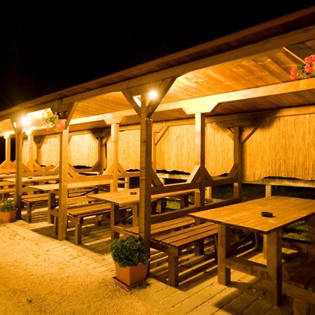 Agriturismo Cascina Roveri モンツァンバーノ エクステリア 写真